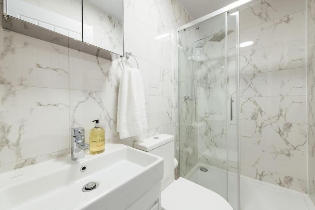 Stylish 2 Bedroom Flat In Ilford, London Kültér fotó